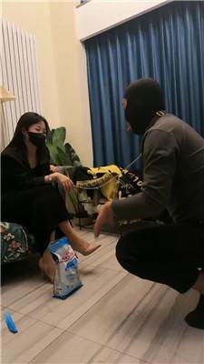 辣姐驯化人形犬-吃狗粮/啃臭脚/鞭打耳光转胯 JS241026-9