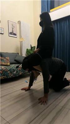 辣姐驯化人形犬-吃狗粮/啃臭脚/鞭打耳光转胯 JS241026-9