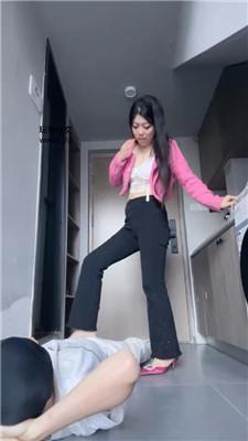 狗哥开发白领S高跟踢裆踩踏 bf46197