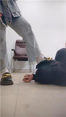 女生也能很暴力学生主皮鞋白袜暴力踢踹 JS241105-13