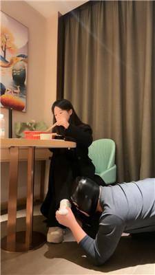 子熙大人白棉袜羞辱-下跪伺候小主用餐 JS241120-36