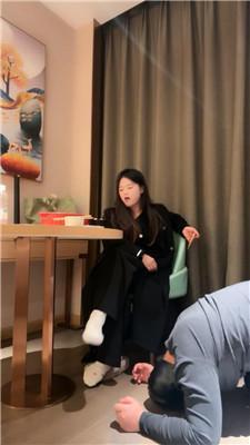 子熙大人白棉袜羞辱-下跪伺候小主用餐 JS241120-36