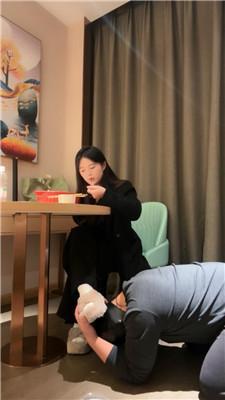 子熙大人白棉袜羞辱-下跪伺候小主用餐 JS241120-36