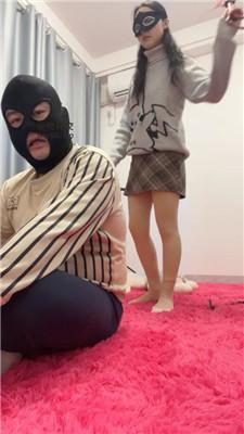 姗姗高跟美腿踩散鞭抽打 JS241207-51