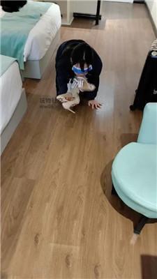 爱可学姐变成鞋子清理器 bf47930