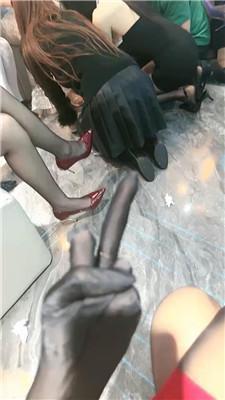 萝悦samaKTV超多S群调-多奴下跪齐犯贱三视角版 bf48200