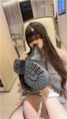 玥樾超美模特母畜-高跟黑丝脚下奴 bf48205