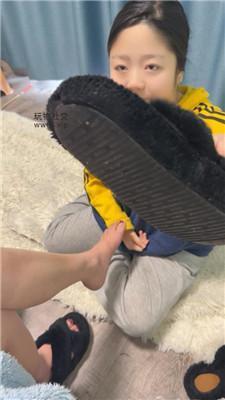 小凤梨母畜狗舔脏拖鞋 JS241213-47