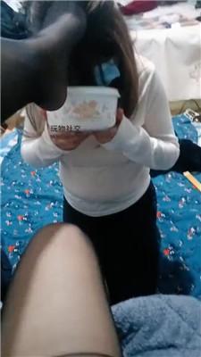 伪娘和人妻爱舔脏黑丝脚的变装CD JS241212-11