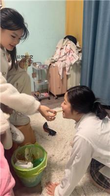 小凤梨闺蜜犬被抽的很开心 bf48140