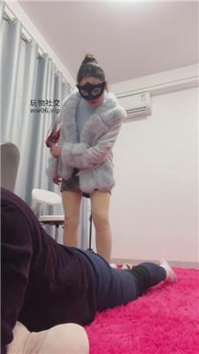 姗姗散鞭抽打高跟肉丝脚踩 241216-5