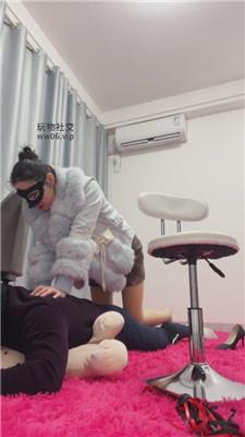 姗姗散鞭抽打高跟肉丝脚踩 241216-5