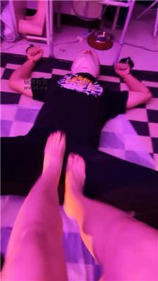 予涵捆绑固定刑架虐打 JS250101-16