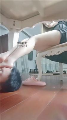 尤野桌底视角-玉足碾压踩虐家奴 JS250101-30