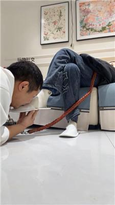 艾斯伺候女友约会回家-舔脏鞋臭白袜 JS250102-25