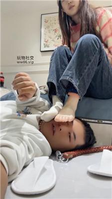 艾斯伺候女友约会回家-舔脏鞋臭白袜 JS250102-25