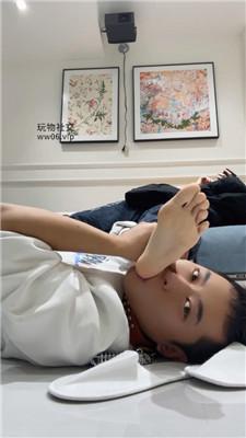 艾斯伺候女友约会回家-舔脏鞋臭白袜 JS250102-25