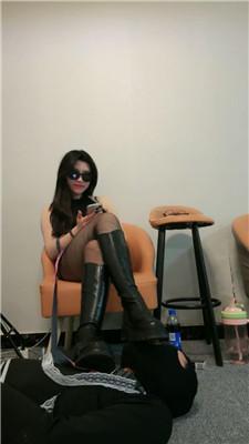 蜜雪长靴黑丝美腿踩虐/抽耳光 JS241230-43