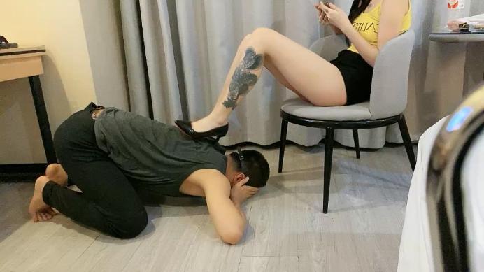 小七纹身小妹脚臭耳光/高跟踩虐 JS250108-17