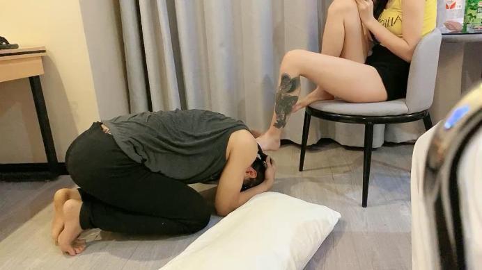 小七纹身小妹脚臭耳光/高跟踩虐 JS250108-17