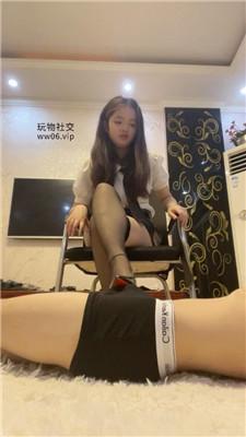 珈怡黑丝高跟踩虐脚下贱奴 bf49121