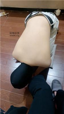 小凤梨闺蜜观战-酸臭玉足狂舔 JS250107-44