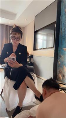 金融女主老狗舔闻脏鞋玉足 JS250104-8