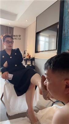 金融女主老狗舔闻脏鞋玉足 JS250104-8