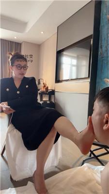 金融女主老狗舔闻脏鞋玉足 JS250104-8