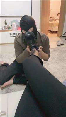 小渔情侣仔仔细细舔脏长靴白袜 JS250103-32