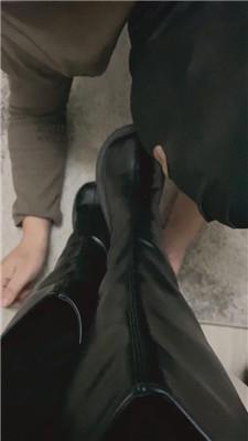 小渔情侣仔仔细细舔脏长靴白袜 JS250103-32