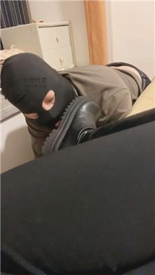 小渔情侣仔仔细细舔脏长靴白袜 JS250103-32