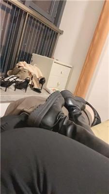 小渔情侣仔仔细细舔脏长靴白袜 JS250103-32