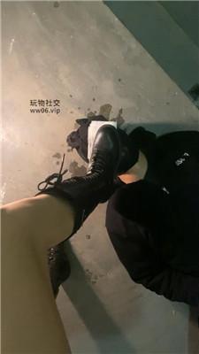 冰卿户外楼道长靴踩踏喂食 bf49335