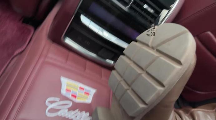 狗哥车内调-长靴捂黑丝白袜虐 JS250124-1