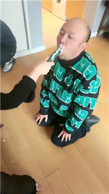 伊潼情侣奴下跪伺候-插嘴深喉双视角版 JS250122-34