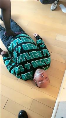 伊潼情侣奴下跪伺候-插嘴深喉双视角版 JS250122-34