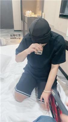 白兔跪舔原味白袜脚/赏赐圣水 JS250120-6