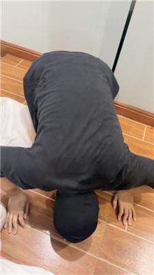 白兔跪舔脏小白鞋黑棉袜/赏赐圣水吃烟灰 JS250118-20