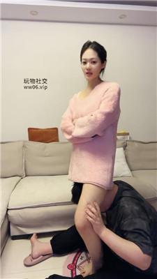 埋汰品尝女朋友的玉足 bf49736