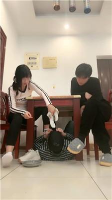 思迁情侣桌底视角-伺候情侣主 bf50271