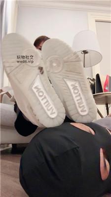 siu姐姐运动鞋脏臭棉袜碾压踩 bf50642