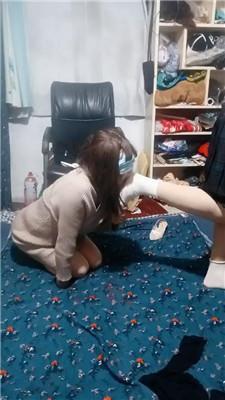 伪娘和人妻白袜脚踩蓬头垢面的狗 JS250222-11