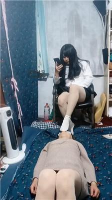 伪娘和人妻白袜脚踩蓬头垢面的狗 JS250222-11