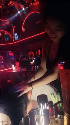 南月女神SM主题酒吧公开调奴 bf50582