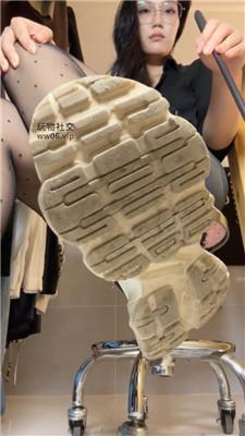 深圳洛芙菱波点袜加运动鞋臭死 250220-18