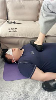 埋汰皮鞋踩虐狗继父 JS250221-13