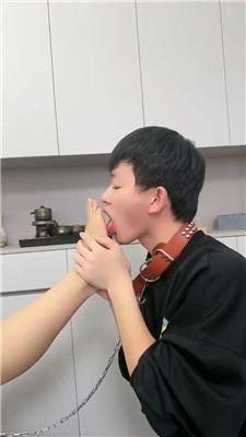 黑色夫人踩踏鞭打坐脸窒息 bf50536