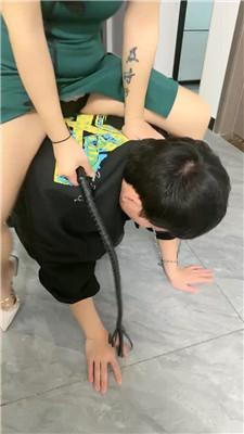 黑色夫人踩踏鞭打坐脸窒息 bf50536