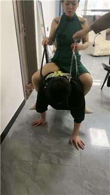 黑色夫人踩踏鞭打坐脸窒息 bf50536